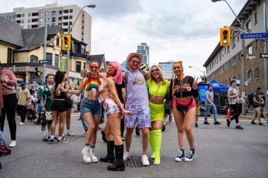 Church Caddesi 'ndeki Onur Haftası Festivali' nde gençler. Toronto, Kanada - 29 Haziran 2024.
