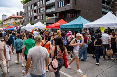 Church Caddesi 'ndeki Onur Haftası Festivali' nde bir sürü insan var. Toronto, Kanada - 29 Haziran 2024.