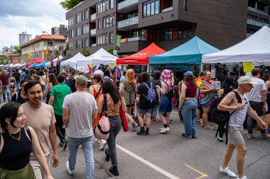 Church Caddesi 'ndeki Onur Haftası Festivali' nde bir sürü insan var. Toronto, Kanada - 29 Haziran 2024.