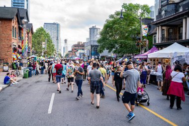 Church Caddesi 'ndeki Onur Haftası Festivali' nde bir sürü insan var. Toronto, Kanada - 29 Haziran 2024.