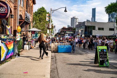 Church Caddesi 'ndeki Onur Haftası Festivali' nde bir sürü insan var. Toronto, Kanada - 29 Haziran 2024.