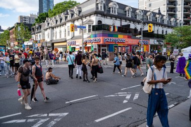 Church Caddesi 'ndeki Onur Haftası Festivali' nde bir sürü insan var. Toronto, Kanada - 29 Haziran 2024.