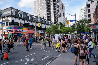Church Caddesi 'ndeki Onur Haftası Festivali' nde bir sürü insan var. Toronto, Kanada - 29 Haziran 2024.