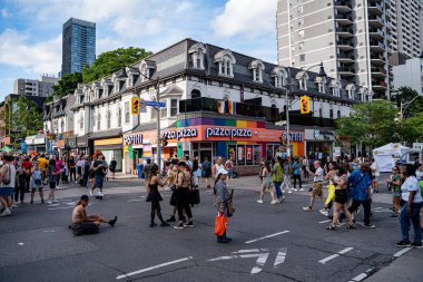 Church Caddesi 'ndeki Onur Haftası Festivali' nde bir sürü insan var. Toronto, Kanada - 29 Haziran 2024.