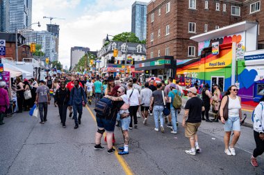 Church Caddesi 'ndeki Onur Haftası Festivali' nde bir sürü insan var. Toronto, Kanada - 29 Haziran 2024.