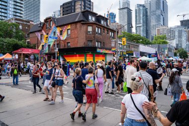 Church Caddesi 'ndeki Onur Haftası Festivali' nde bir sürü insan var. Toronto, Kanada - 29 Haziran 2024.