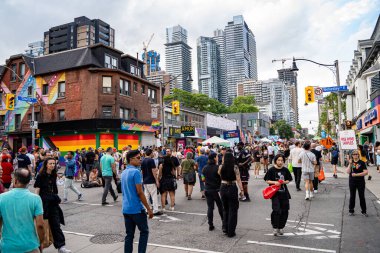 Church Caddesi 'ndeki Onur Haftası Festivali' nde bir sürü insan var. Toronto, Kanada - 29 Haziran 2024.