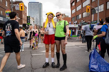 Church Caddesi 'ndeki Onur Haftası Festivali' ne katılan insanlar. Toronto, Kanada - 29 Haziran 2024.