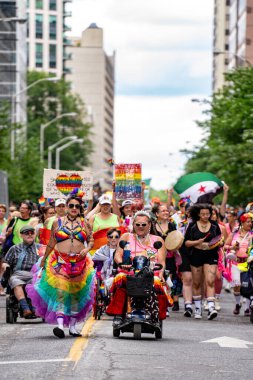 Toronto 'daki 2024 Yıllık Onur Yürüyüşü' ne katılanlar. Toronto, Kanada - 30 Haziran 2024.