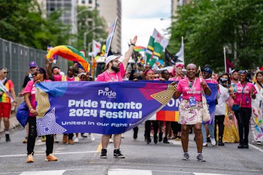 Toronto 'daki 2024 Yıllık Onur Yürüyüşü' ne katılanlar. Toronto, Kanada - 30 Haziran 2024.