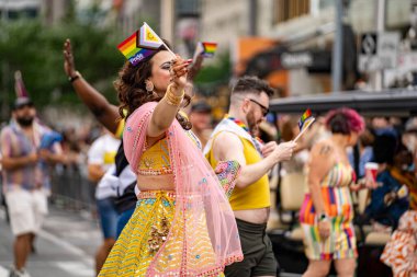 Toronto 'daki 2024 Yıllık Onur Yürüyüşü' ne katılanlar. Toronto, Kanada - 30 Haziran 2024.
