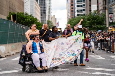 Toronto 'daki 2024 Yıllık Onur Yürüyüşü' ne katılanlar. Toronto, Kanada - 30 Haziran 2024.