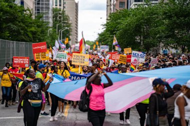 Toronto 'daki 2024 Yıllık Onur Yürüyüşü' ne katılanlar. Toronto, Kanada - 30 Haziran 2024.