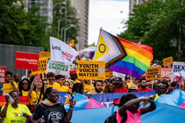 Toronto 'daki 2024 Yıllık Onur Yürüyüşü' ne katılanlar. Toronto, Kanada - 30 Haziran 2024.