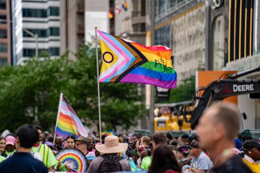 Toronto şehir merkezindeki 2024 Yıllık Onur Yürüyüşü 'nde gökkuşağı bayrağı. Toronto, Kanada - 30 Haziran 2024.
