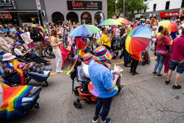 Toronto 'daki 2024 Yıllık Onur Yürüyüşü' ne katılanlar. Toronto, Kanada - 30 Haziran 2024.
