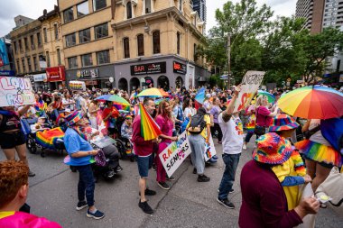 Toronto 'daki 2024 Yıllık Onur Yürüyüşü' ne katılanlar. Toronto, Kanada - 30 Haziran 2024.