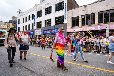 Toronto 'daki 2024 Yıllık Onur Yürüyüşü' ne katılanlar. Toronto, Kanada - 30 Haziran 2024.