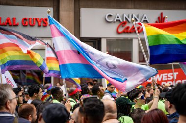 Toronto şehir merkezindeki 2024 Yıllık Onur Yürüyüşü 'nde gökkuşağı bayrağı. Toronto, Kanada - 30 Haziran 2024.