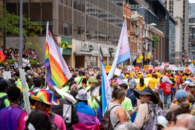 Toronto şehir merkezindeki 2024 Yıllık Onur Yürüyüşü 'nde kalabalık. Toronto, Kanada - 30 Haziran 2024.