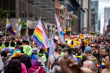 Toronto şehir merkezindeki 2024 Yıllık Onur Yürüyüşü 'nde kalabalık. Toronto, Kanada - 30 Haziran 2024.