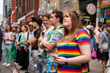 Toronto 'daki 2024 Yıllık Onur Yürüyüşü' nün izleyicileri. Toronto, Kanada - 30 Haziran 2024.