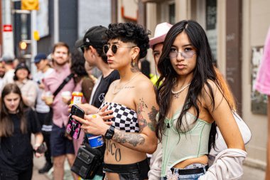 Toronto 'daki 2024 Yıllık Onur Yürüyüşü' nün izleyicileri. Toronto, Kanada - 30 Haziran 2024.