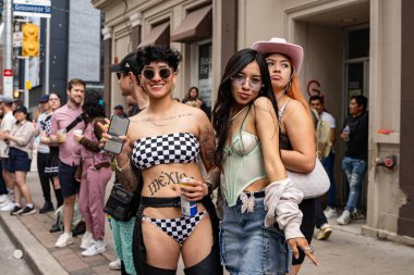 Toronto 'daki 2024 Yıllık Onur Yürüyüşü' nün izleyicileri. Toronto, Kanada - 30 Haziran 2024.