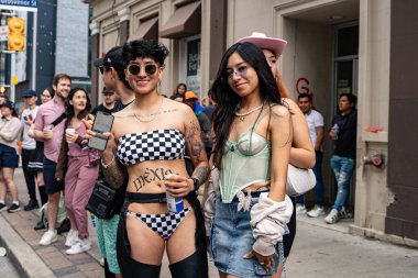 Toronto 'daki 2024 Yıllık Onur Yürüyüşü' nün izleyicileri. Toronto, Kanada - 30 Haziran 2024.