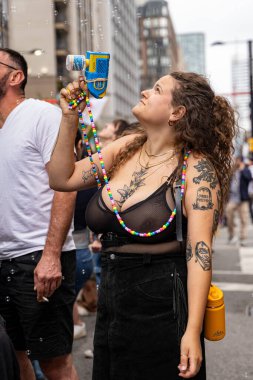 Toronto 'daki 2024 Yıllık Onur Yürüyüşü' nün izleyicileri. Toronto, Kanada - 30 Haziran 2024.