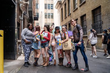 Toronto 'daki 2024 Yıllık Onur Yürüyüşü' nün izleyicileri. Toronto, Kanada - 30 Haziran 2024.