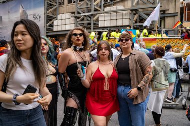 Toronto 'daki 2024 Yıllık Onur Yürüyüşü' nün izleyicileri. Toronto, Kanada - 30 Haziran 2024.