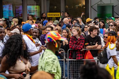 Toronto şehir merkezindeki 2024 Yıllık Onur Yürüyüşü 'nde kalabalık. Toronto, Kanada - 30 Haziran 2024.