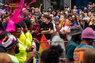 Toronto şehir merkezindeki 2024 Yıllık Onur Yürüyüşü 'nde kalabalık. Toronto, Kanada - 30 Haziran 2024.