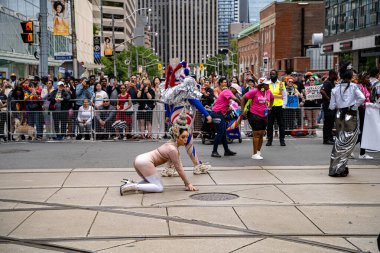 Toronto 'daki 2024 Yıllık Onur Yürüyüşü' ne katılanlar. Toronto, Kanada - 30 Haziran 2024.