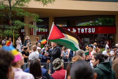 Toronto şehir merkezindeki 2024 Yıllık Onur Yürüyüşü 'nde kalabalık. Toronto, Kanada - 30 Haziran 2024.