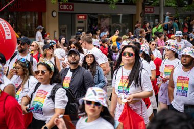 Toronto şehir merkezindeki 2024 Yıllık Onur Yürüyüşü 'nde kalabalık. Toronto, Kanada - 30 Haziran 2024.