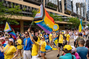 Toronto şehir merkezindeki 2024 Yıllık Onur Yürüyüşü 'nde kalabalık. Toronto, Kanada - 30 Haziran 2024.