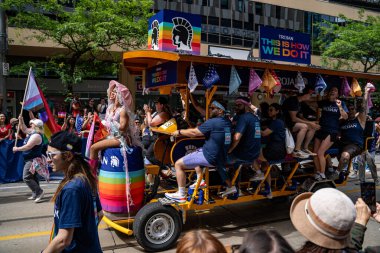Toronto 'daki 2024 Yıllık Onur Yürüyüşü' ne katılanlar. Toronto, Kanada - 30 Haziran 2024.