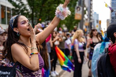 Toronto 'daki 2024 Yıllık Onur Yürüyüşü' nün izleyicileri. Toronto, Kanada - 30 Haziran 2024.