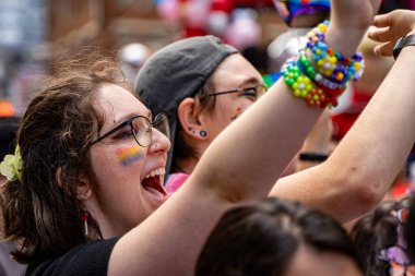 Toronto 'daki 2024 Yıllık Onur Yürüyüşü' nün izleyicileri. Toronto, Kanada - 30 Haziran 2024.