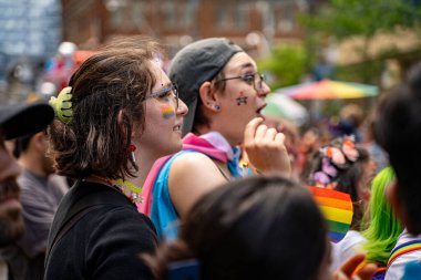Toronto 'daki 2024 Yıllık Onur Yürüyüşü' nün izleyicileri. Toronto, Kanada - 30 Haziran 2024.