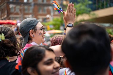 Toronto 'daki 2024 Yıllık Onur Yürüyüşü' nün izleyicileri. Toronto, Kanada - 30 Haziran 2024.