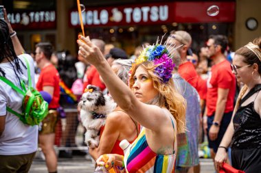 Toronto şehir merkezindeki 2024 Yıllık Onur Yürüyüşü 'nde kalabalık. Toronto, Kanada - 30 Haziran 2024.