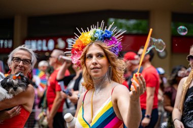 Toronto 'daki 2024 Yıllık Onur Yürüyüşü' ne katılanlar. Toronto, Kanada - 30 Haziran 2024.