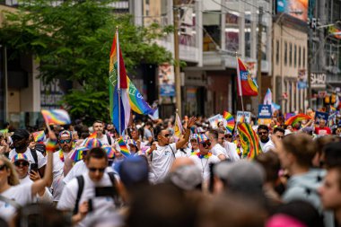 Toronto şehir merkezindeki 2024 Yıllık Onur Yürüyüşü 'nde kalabalık. Toronto, Kanada - 30 Haziran 2024.