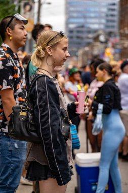 Toronto 'daki 2024 Yıllık Onur Yürüyüşü' nün izleyicileri. Toronto, Kanada - 30 Haziran 2024.