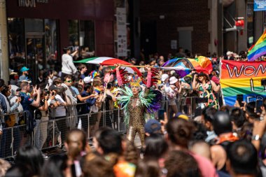 Toronto şehir merkezindeki 2024 Yıllık Onur Yürüyüşü 'nde kalabalık. Toronto, Kanada - 30 Haziran 2024.