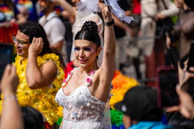 Toronto şehir merkezindeki 2024 Yıllık Onur Yürüyüşü 'nde kalabalık. Toronto, Kanada - 30 Haziran 2024.