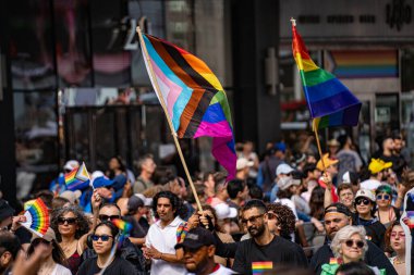 Toronto şehir merkezindeki 2024 Yıllık Onur Yürüyüşü 'nde kalabalık. Toronto, Kanada - 30 Haziran 2024.